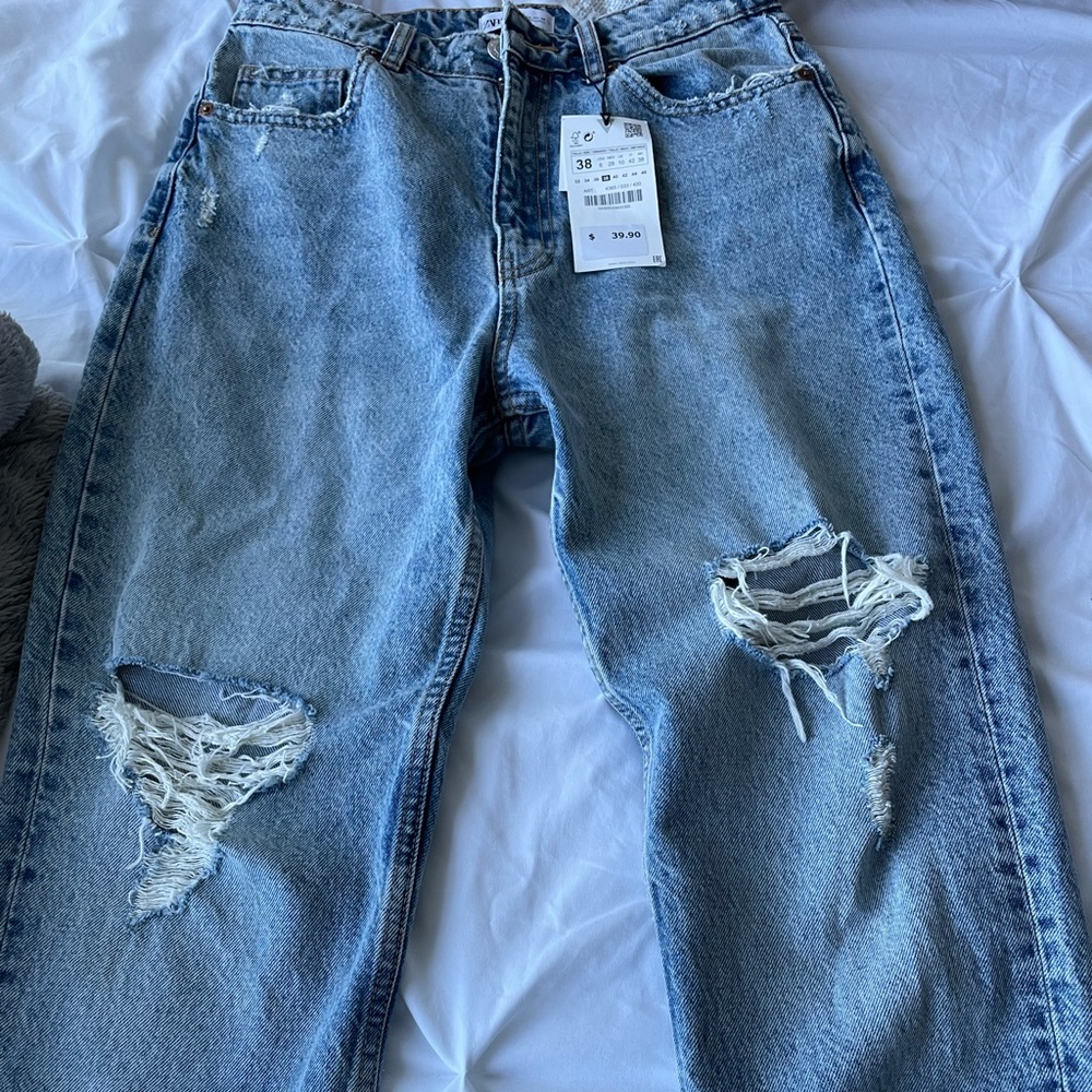 ZARA Classic Mom Fit Ankle Length Jeans.